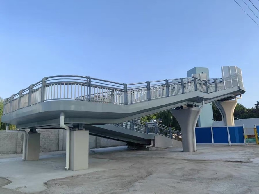 落成的“長虹橋”。資料圖片