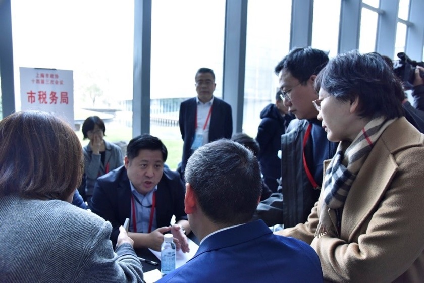 1月14日中午，市政協委員就所關心的議題向有關部門咨詢。王文娟攝