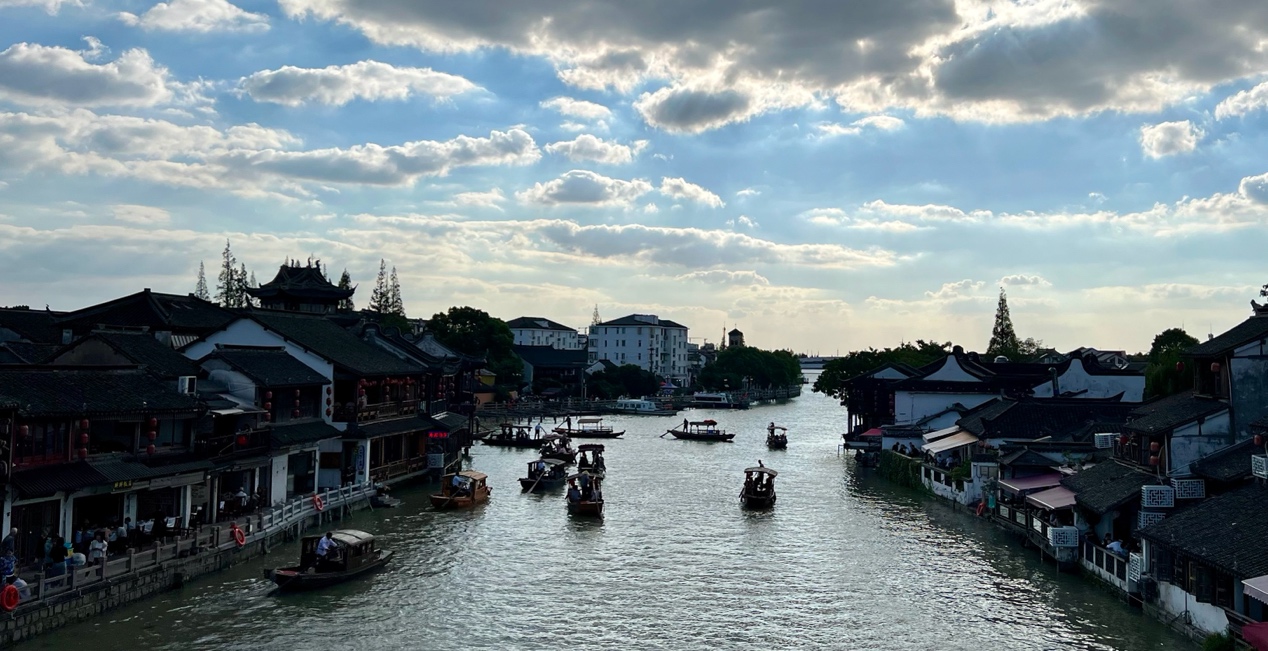 2024年国庆假期的青浦朱家角古镇。马作鹏摄