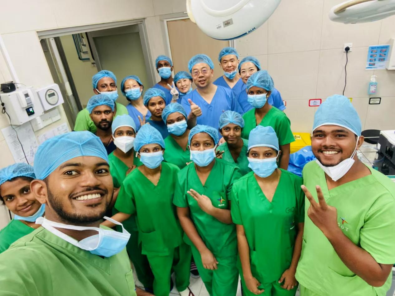 携手圆满完成手术任务的斯里兰卡和中国医护人员合影留念。昆明医科大学第一附属医院供图