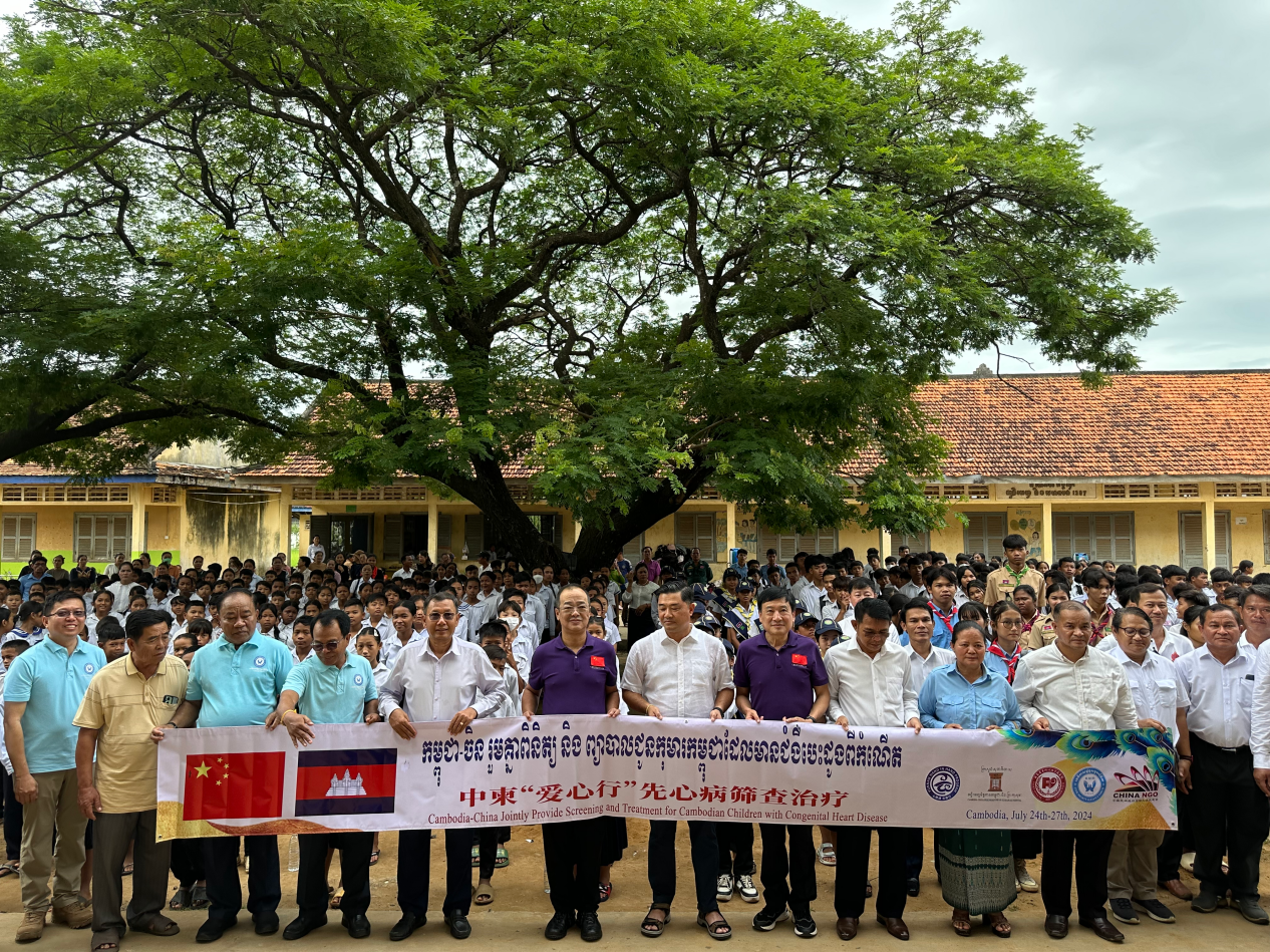 图4：云南省阜外心血管病医院医疗团队2024年7月赴柬埔寨开展“爱心行”儿童先心筛查治疗新技术推广活动。 云南省阜外心血管病医院供图