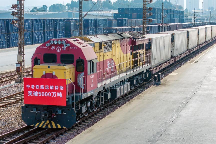 图为满载新鲜果蔬的中老铁路国际货物列车从王家营西站启程。陈畅摄影