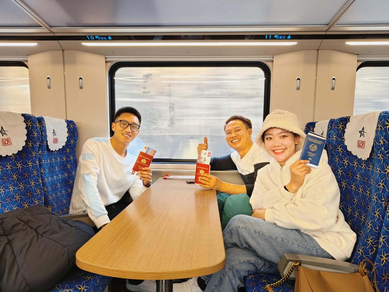 图为茉莉（右一）乘坐中老铁路来昆明上学 受访者供图