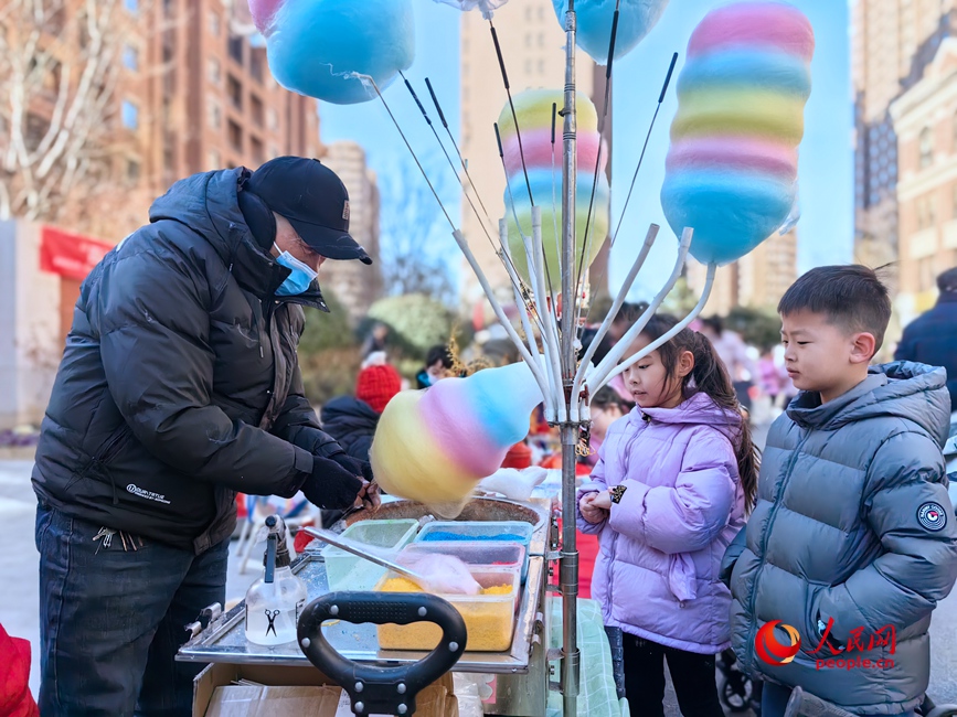 小朋友们在等待棉花糖的出炉。人民网侯琳琳摄