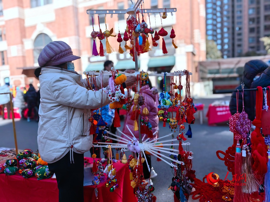 摊主在整理摊位。人民网侯琳琳摄