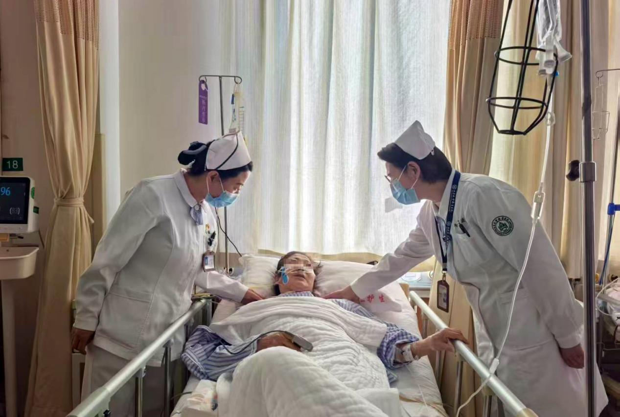 曹英娟(右)工作中,在查房。受访者供图