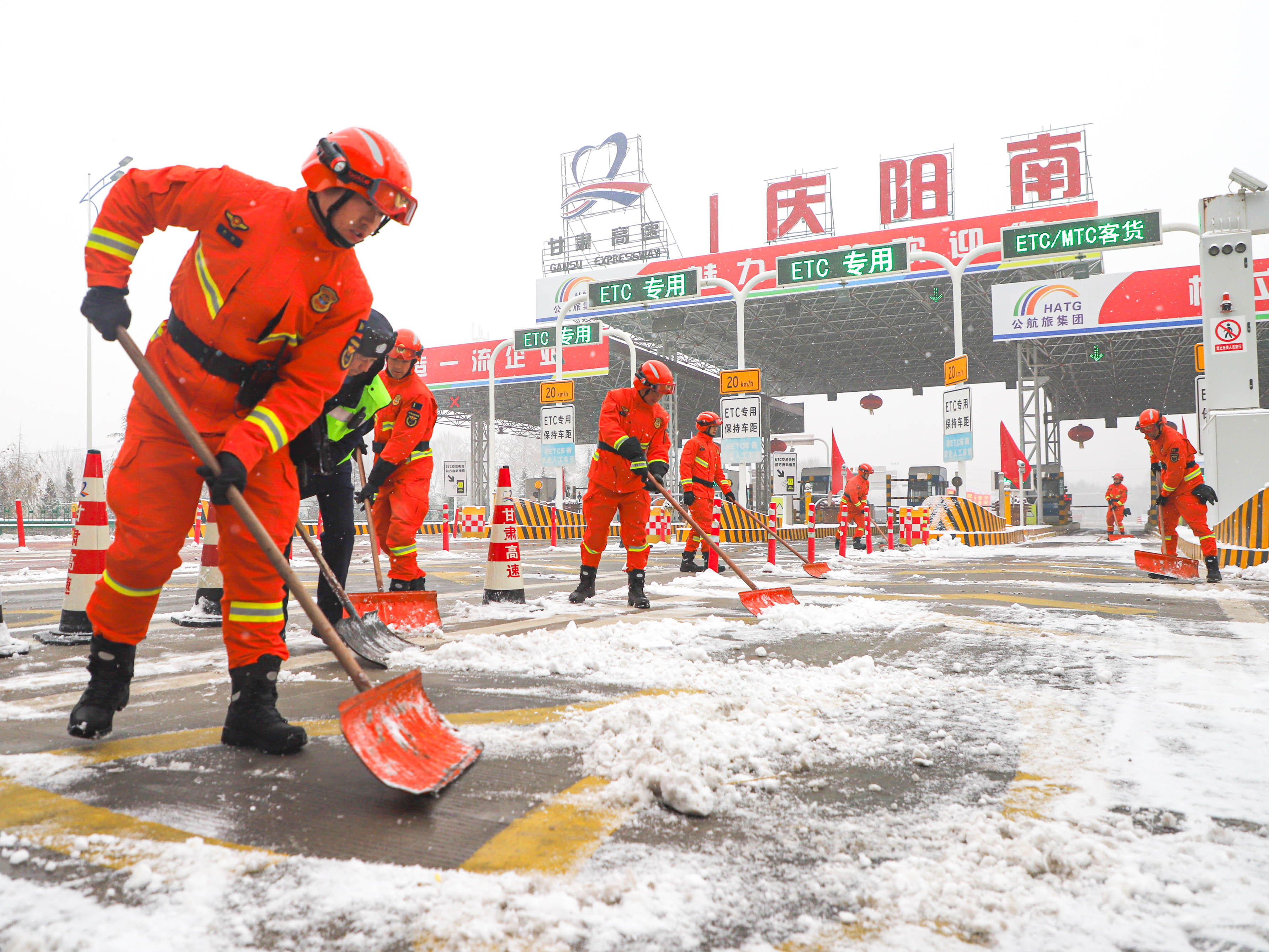 甘肃庆阳:以"雪"为令护航春运