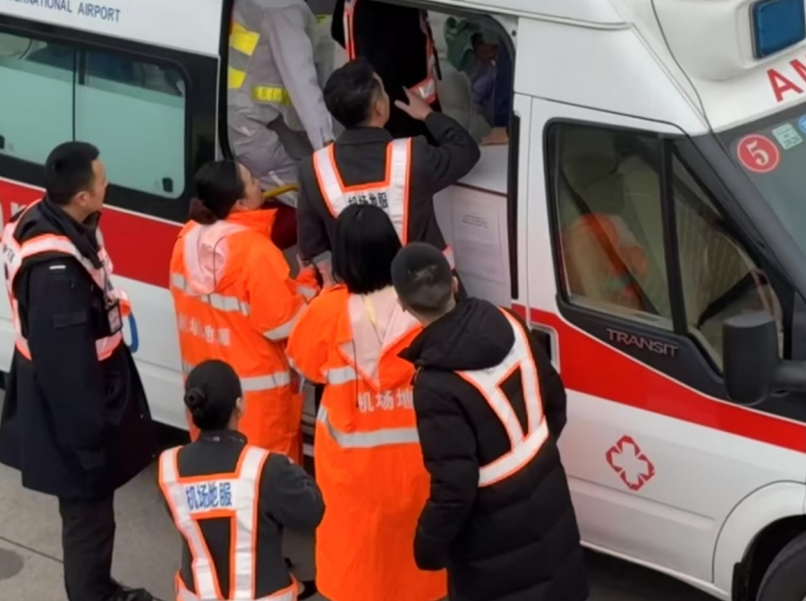 转危为安!一名儿童空中噎住昏迷,航班紧急备降