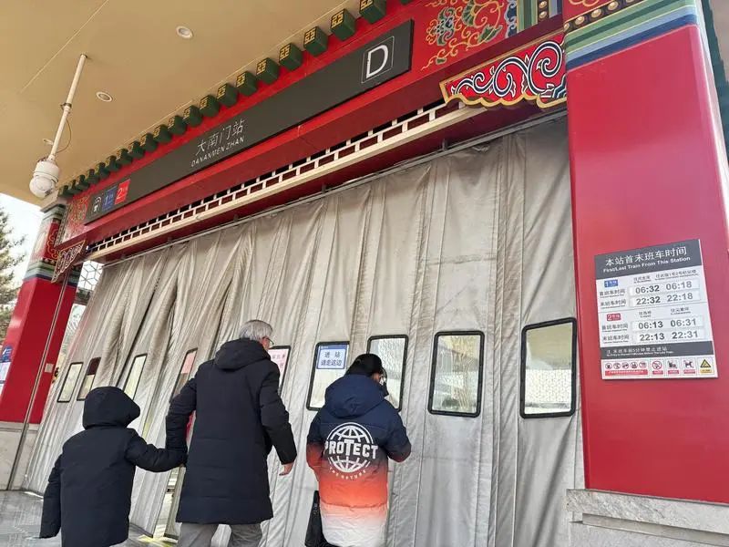 ▲进站乘坐地铁 图片