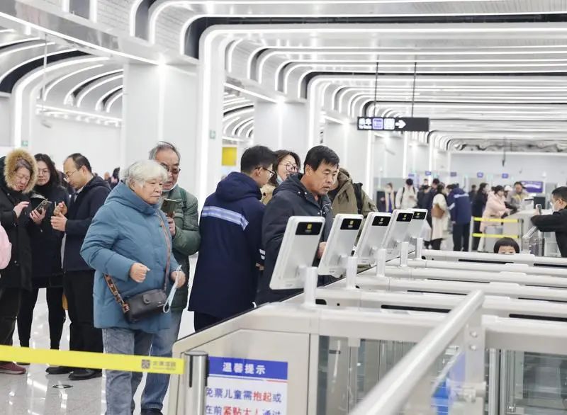 ▲乘客在太原南站进站乘坐地铁 图片