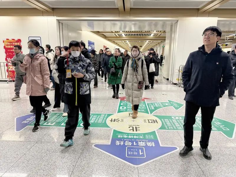 ▲地面上有明显的换乘标识 图片