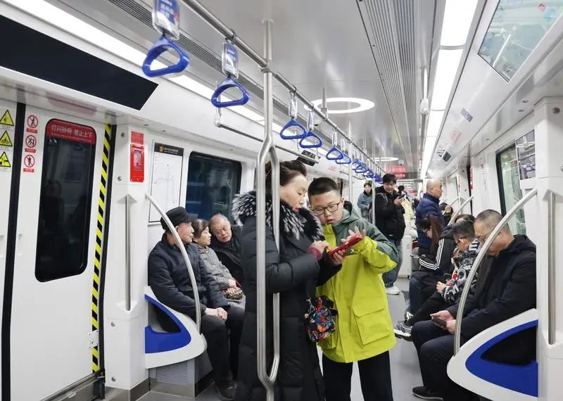 ▲市民乘坐地铁1号线 图片