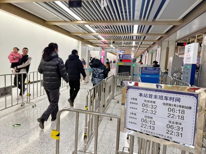 ▲乘坐地铁出行 图片