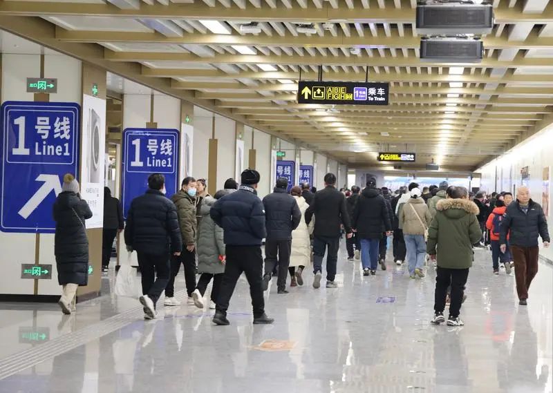 ▲市民在大南门站换乘1号线 图片