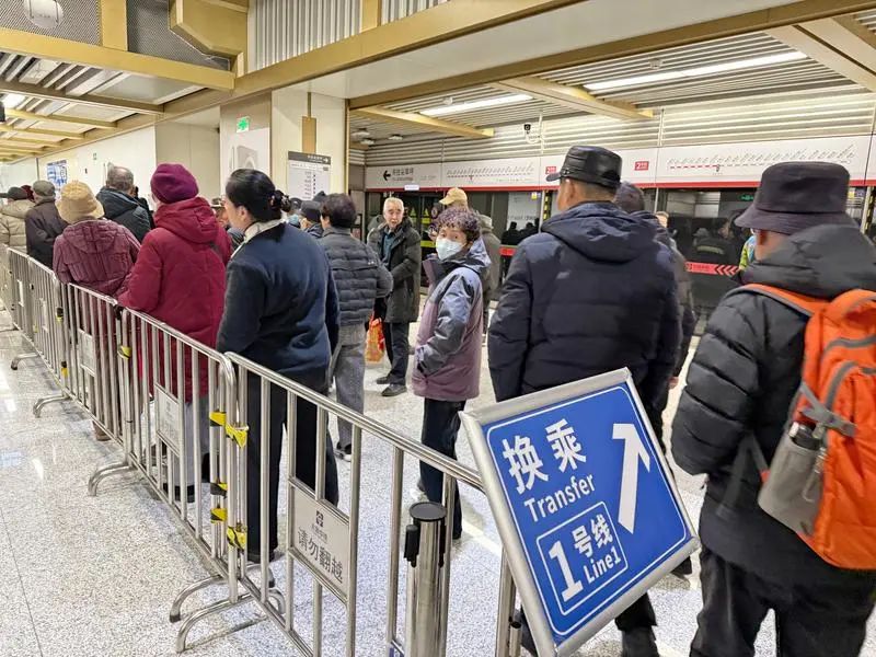 ▲乘客在大南门站换乘1号线 图片