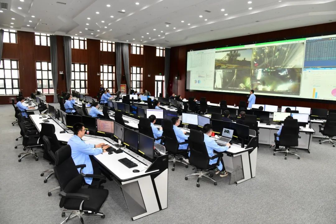 3月14日,采油工艺研究院(监理公司)数智化研究团队“坐诊”RDC(远程技术决策中心一体化平台),持续赋能保障老油田“压舱石”安全高效稳产。裘新农 摄.jpg