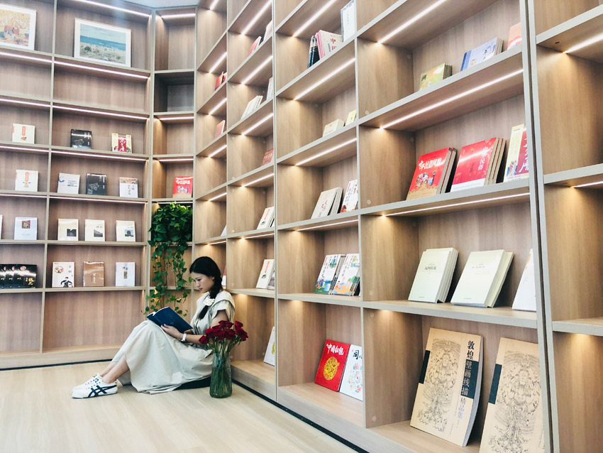 在咖啡香味中读书，浑然忘忧。绵竹金申文旅公司供图