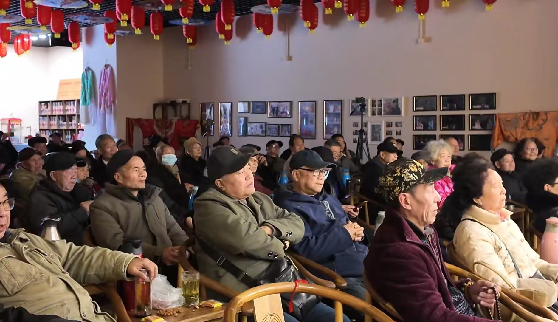 觀眾專注聽?wèi)?。韓超攝