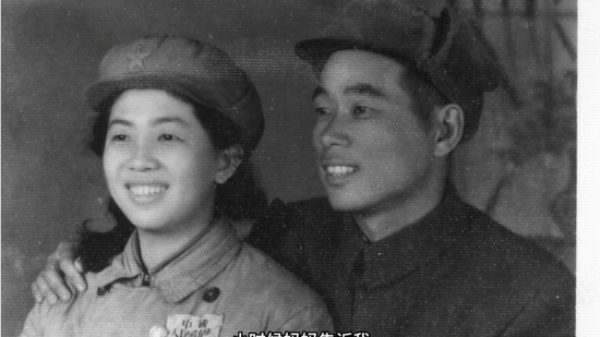 小时候,妈妈告诉我,我是八路军的后代,因为我的外曾祖父母曾经在延安抗日军政大学学习、生活、工作,打过日本鬼子。抗战胜利后去了东北,打过国民党反动派和土匪座山雕。我很崇拜他们,因为他们就是我们时常挂在嘴边的革命先辈。
外曾祖父98岁时病故,我曾沿着他的足迹,去过西安小南门外夏家十字的祖屋,祖屋距离八路军办事处不远,步行一小时就够了。但在1938年,一名中学生迈出投奔延安,参加八路军这一步也是需要极
