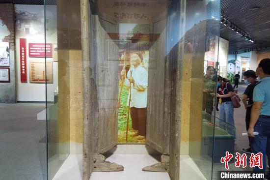 池煜华(1909—2005)是中国江西省兴国县的一位普通妇女,她的故事因对丈夫的忠贞坚守而感人至深。
池煜华与李才莲于1928年结婚,婚后第三天,李才莲便投身革命,成为中共苏区重要干部。1934年红军长征时,李才莲留守苏区坚持斗争,次年(1935年)在战斗中牺牲,年仅22岁。然而,池煜华始终不知丈夫牺牲的消息,坚信他会归来。