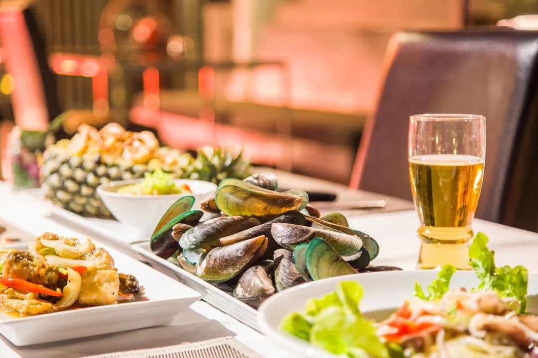 美食海鲜啤酒餐桌图片素材