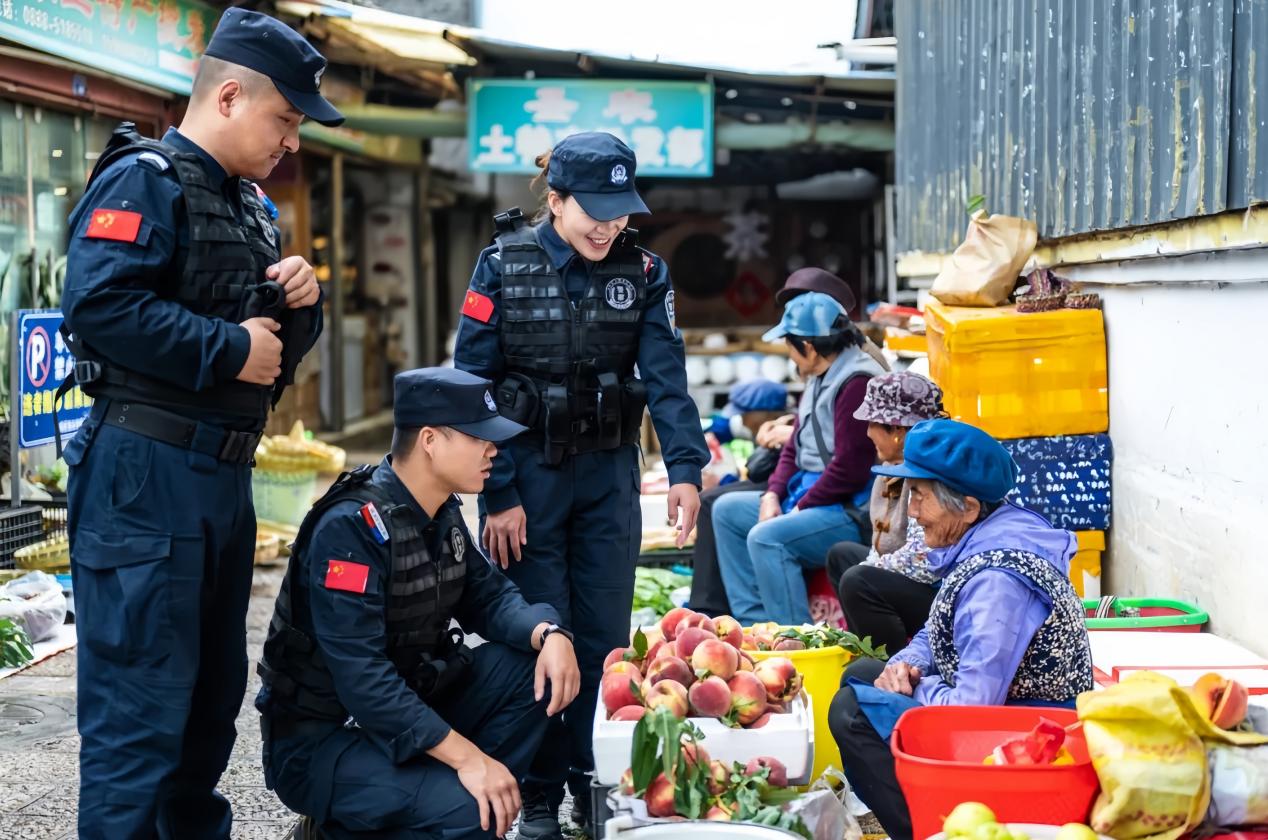 丽江市古城公安分局古城派出所民警辖区走访群众
