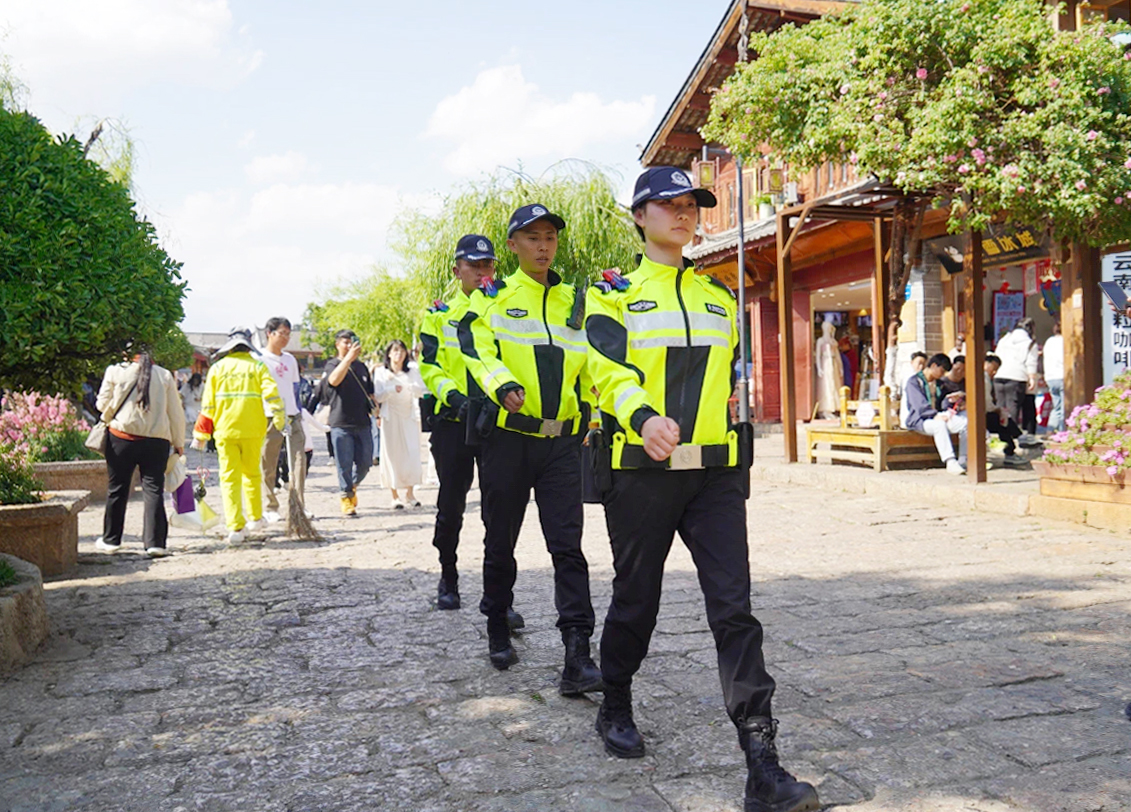 为了推动警务前移，丽江市公安局组建一支由230人组成的特巡警队伍，全面开展巡逻防控、应急处置和服务旅游工作，护航“全域旅游”高质量发展。