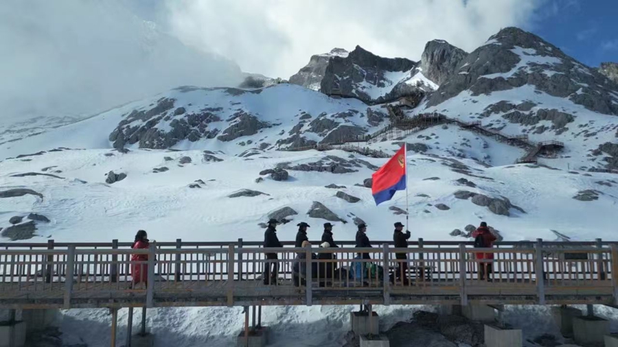 玉龙雪山派出所民警在海拔4680米处巡逻