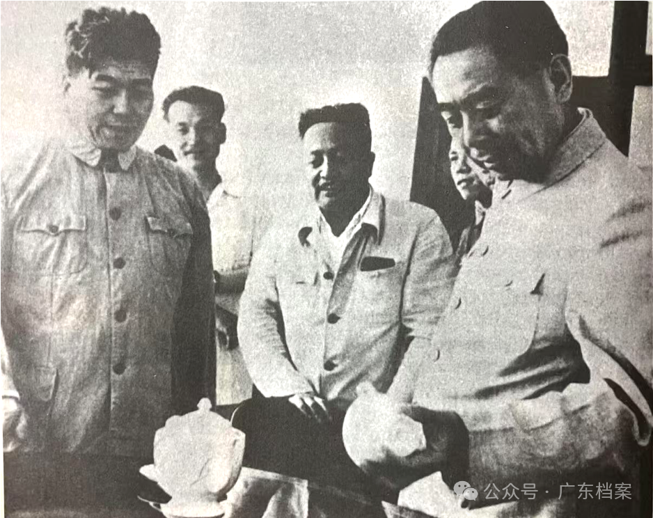 图为周恩来总理(右一)视察第3届广交会。