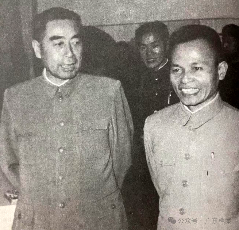 图为周恩来总理(左一)视察第1届广交会。