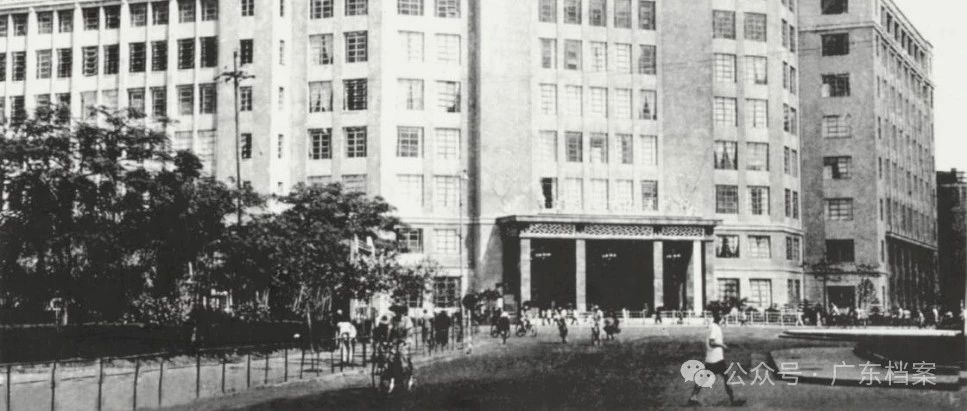 图为1959年秋,中国出口商品交易会迁至广州市海珠广场北面新建的十层大楼——起义路1号陈列馆。