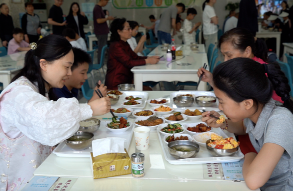 游客们在东海县政府食堂内就餐。图片来源:“东海发布”微信公众号