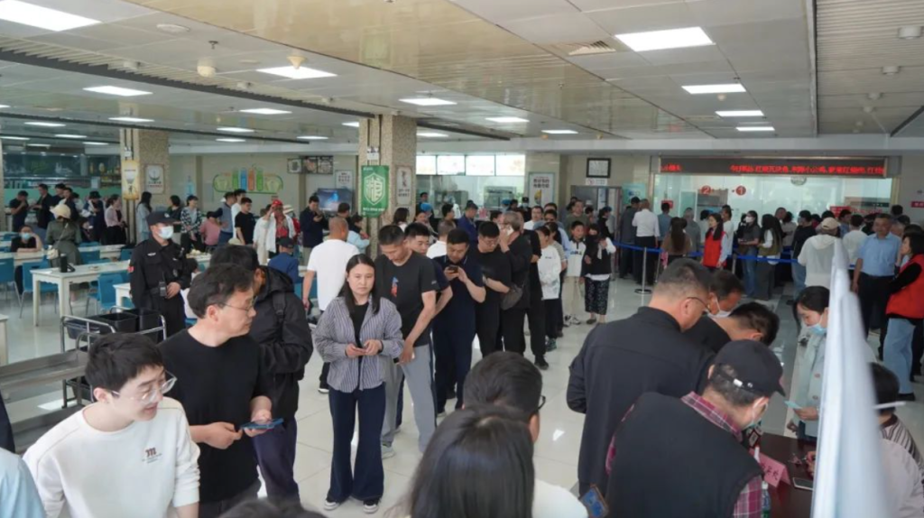 游客们在东海县政府食堂内有序排队领取特色套餐。图片来源:“东海发布”微信公众号