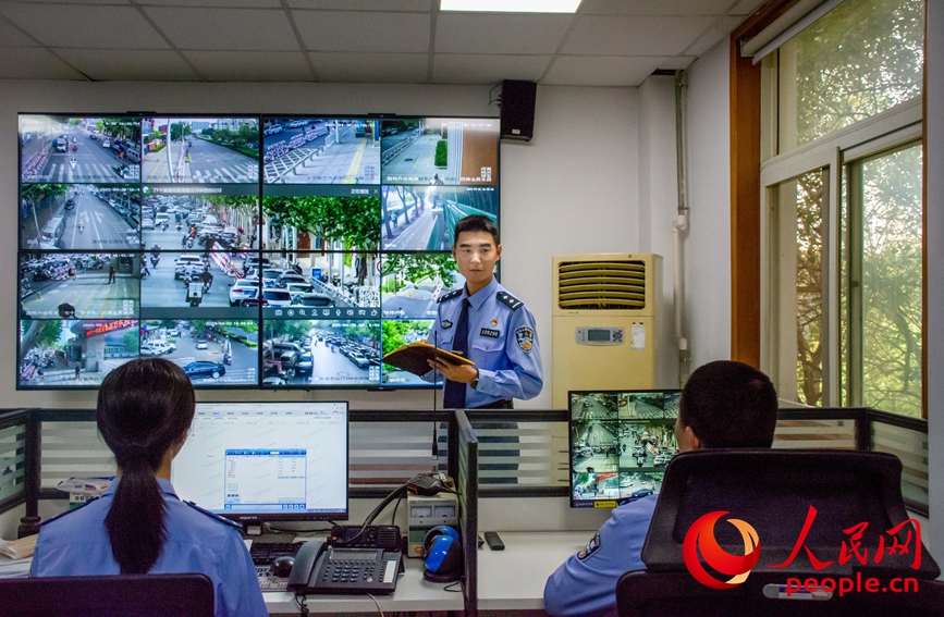 郑州市公安局郑东分局民警坚守岗位，守护群众安全。人民网记者 王佩摄