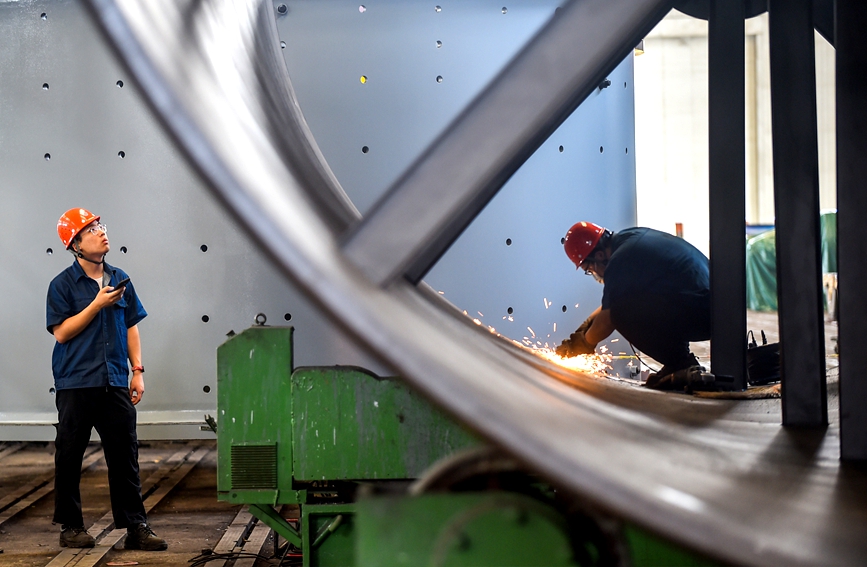 中信重工装配车间内，工人正在组装一批出口的矿用产品订单。人民网记者 尚明桢摄