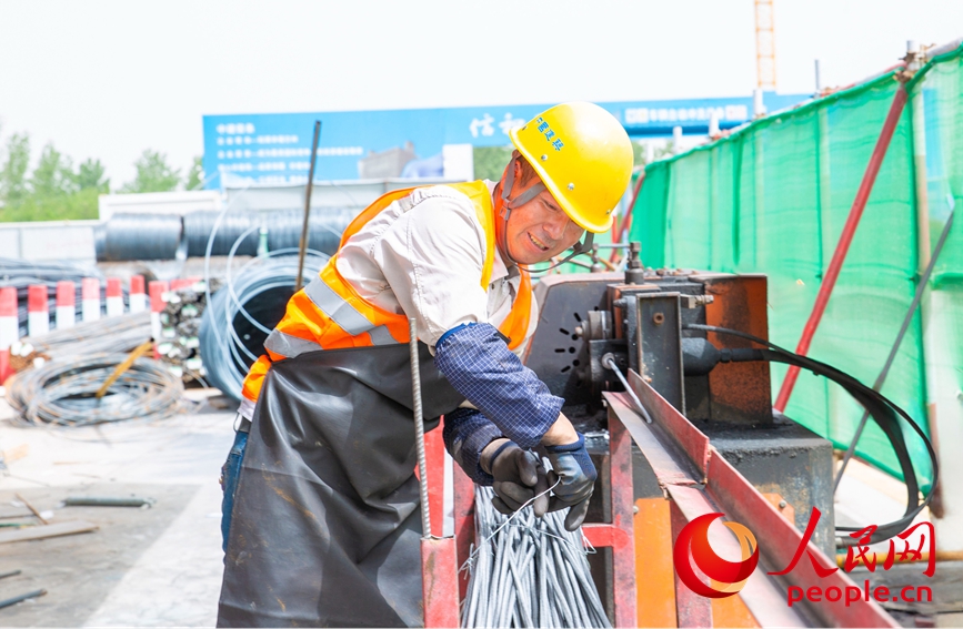 建筑工人忙碌在施工一线。人民网记者 尚明桢摄