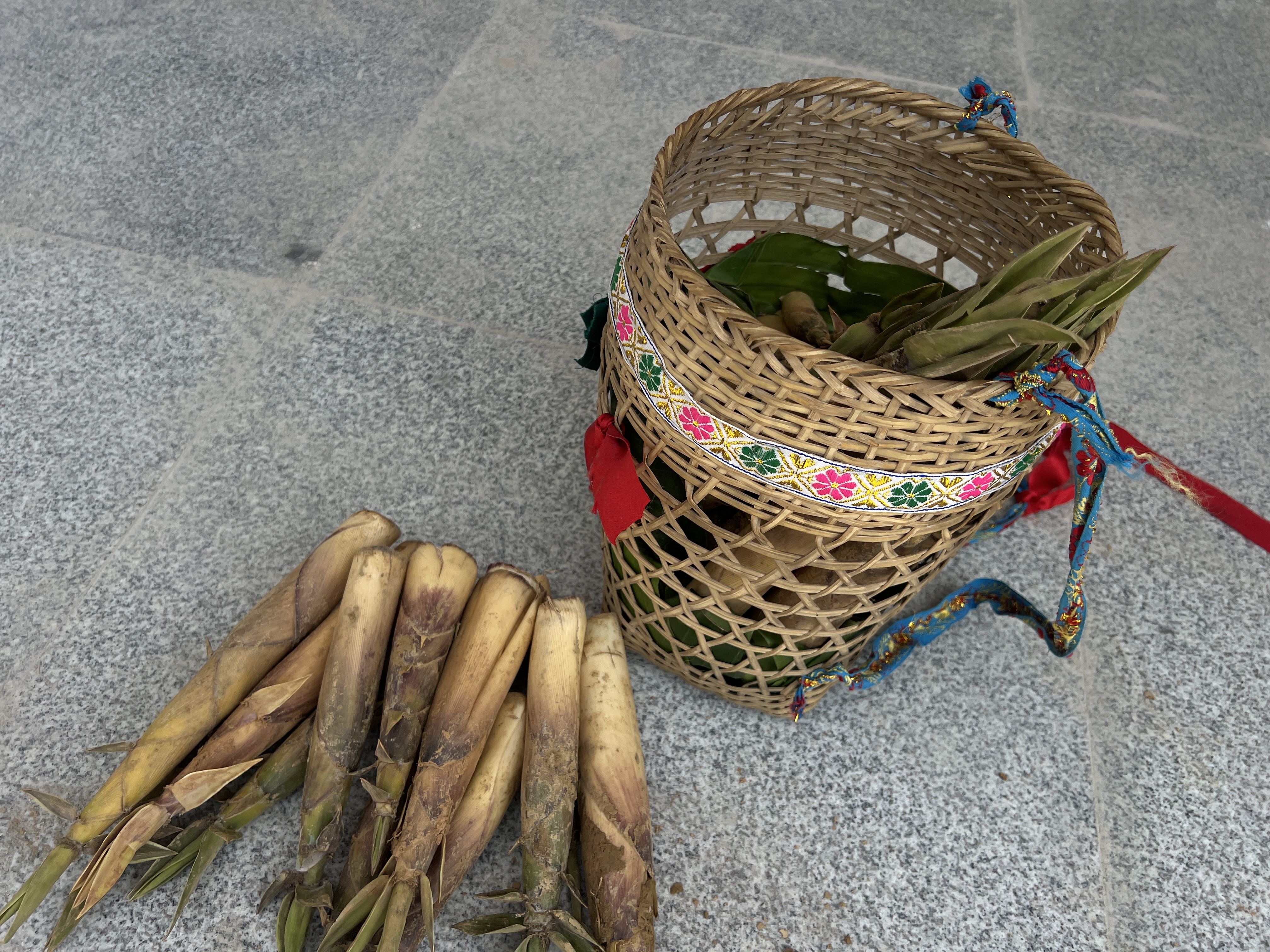 七旬老人徒步12公里,只为这件事