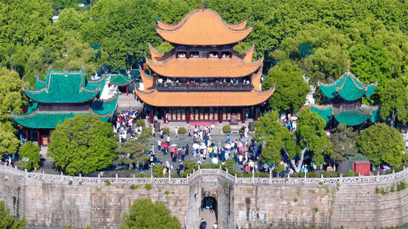 岳阳楼前人潮涌动。岳阳市委宣传部供图