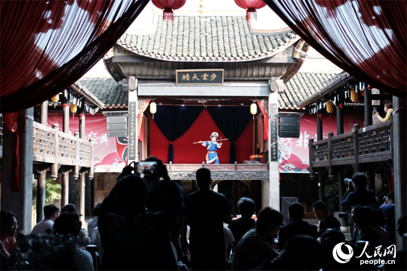 靖港古镇内好戏轮番上演。人民网记者 吴茜薇摄