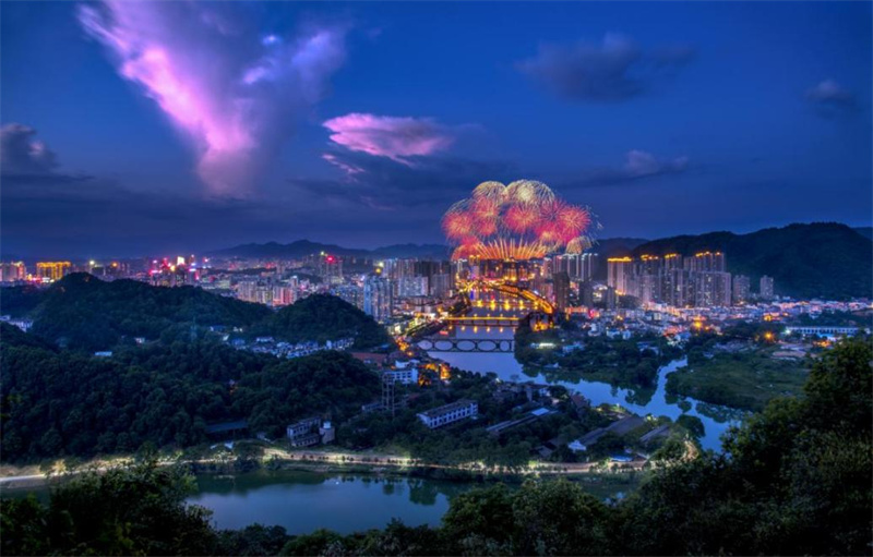 浏阳满城烟花绽放。浏阳市委宣传部供图