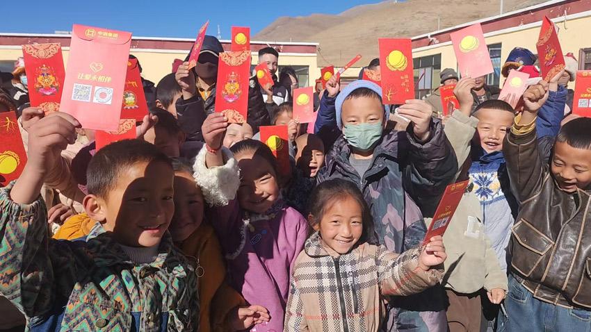 孩子们拿到了爱心红包。受访者供图