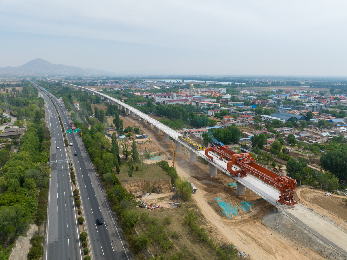 雄忻高铁首个特大桥箱梁架设圆满完工