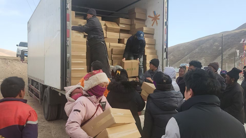 爱心团队把石榴运上了高原。受访者供图