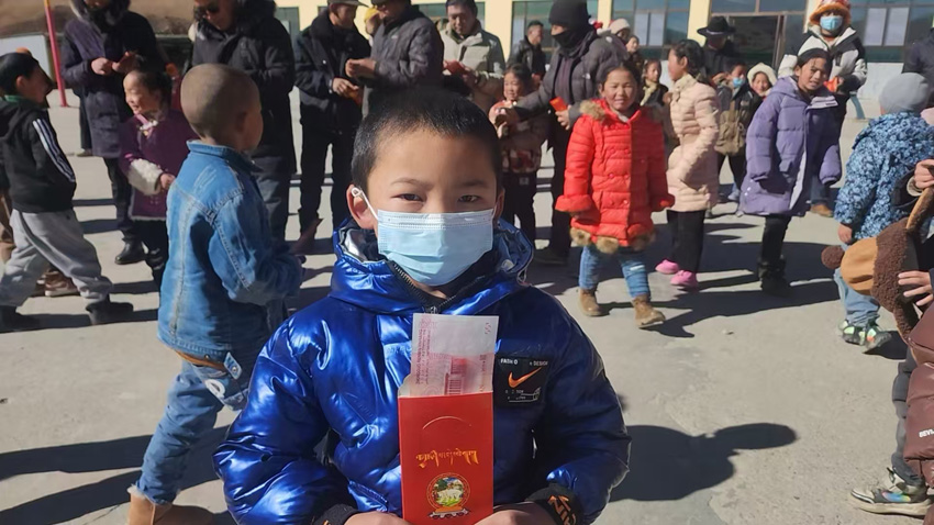 拿到红包，欢喜过年。受访者供图