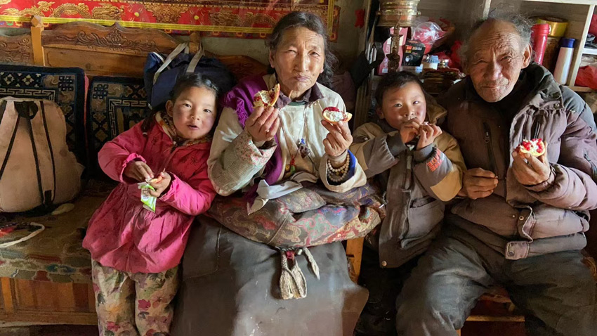 吃到嘴里，笑在眼里，甜进心里。受访者供图