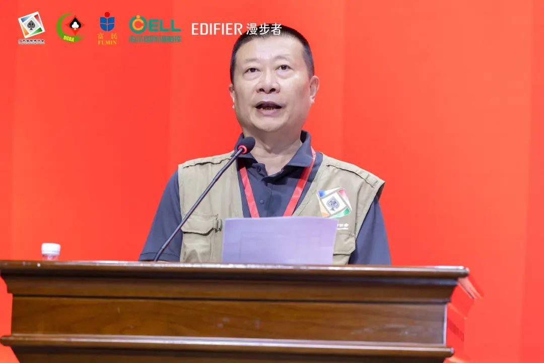 裁判长罗晨晖宣布比赛成绩