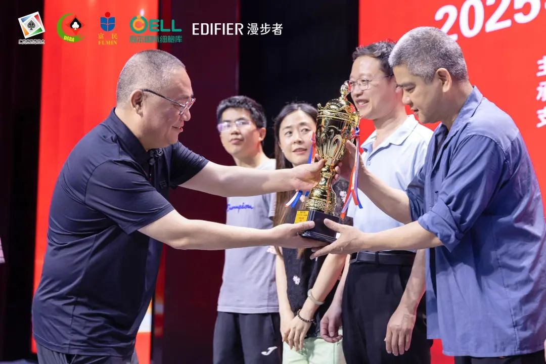 广东省桥牌协会副主席、东莞桥牌协会会长李晓东为甲级团体季军广州德芙队颁奖