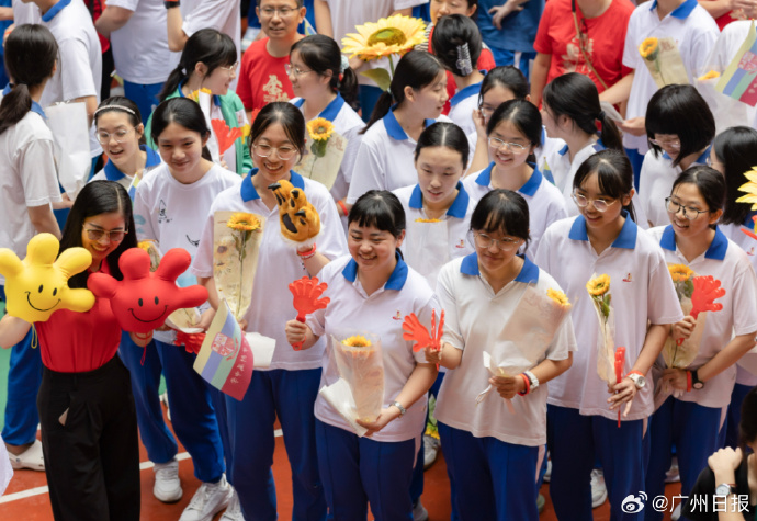 广东明确：不得强制购买中小学校服，制止校服奢侈化