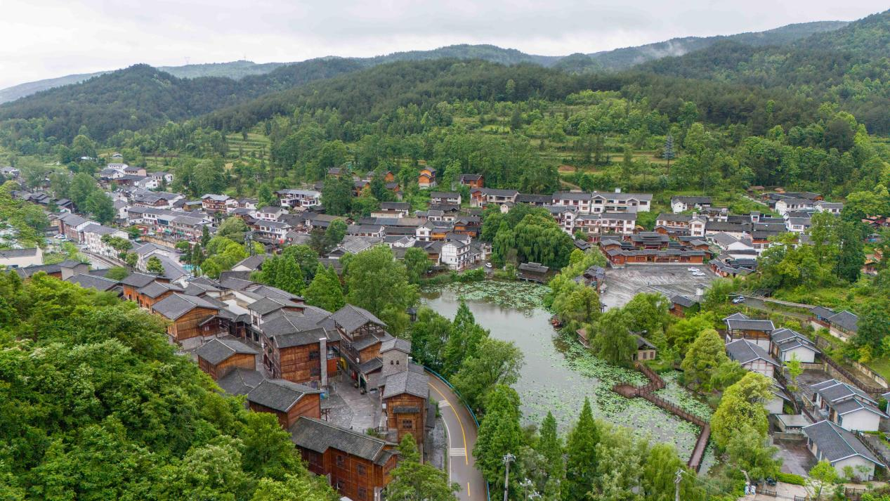 贵阳乌当偏坡村:碧水青山间的布依风情