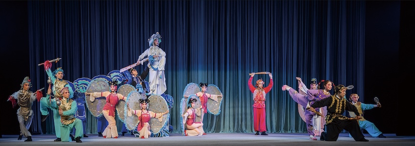 李玲琳在川剧《白蛇传 金山寺》一折中饰演武白蛇。成都市川剧研究院供图.
